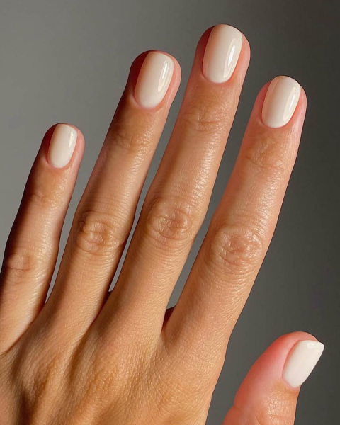 Cloudy white nails